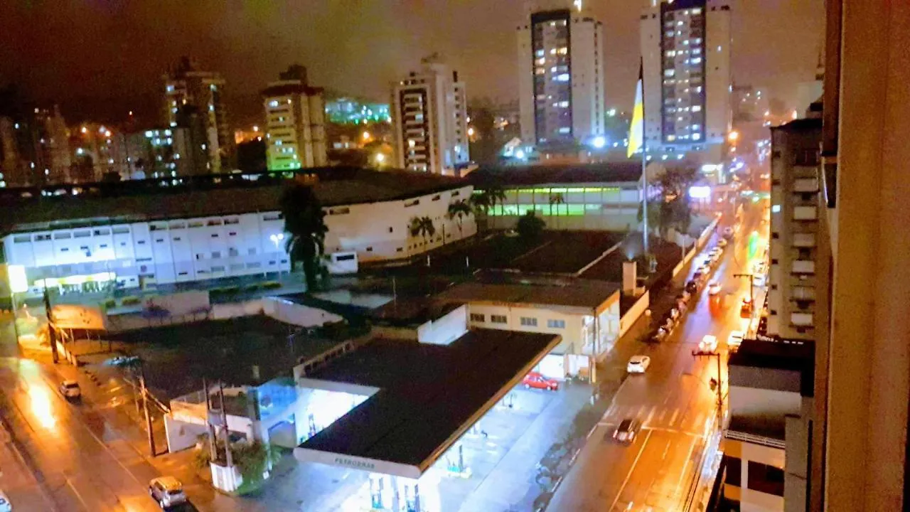בית אירוח קריסיומה Quarto Top No Centr0 Com Cama Box De Casal - Acomoda Ate 2 Pessoas - Home Office - Wifi - Smart Tv Com Apps Youtube - Cozinha - Banheiro - Sala De Estar - Apto Compartilhado Com Anfitrioes Experientes Em Hospedar - Superhost No Bnb 5 Estrelas