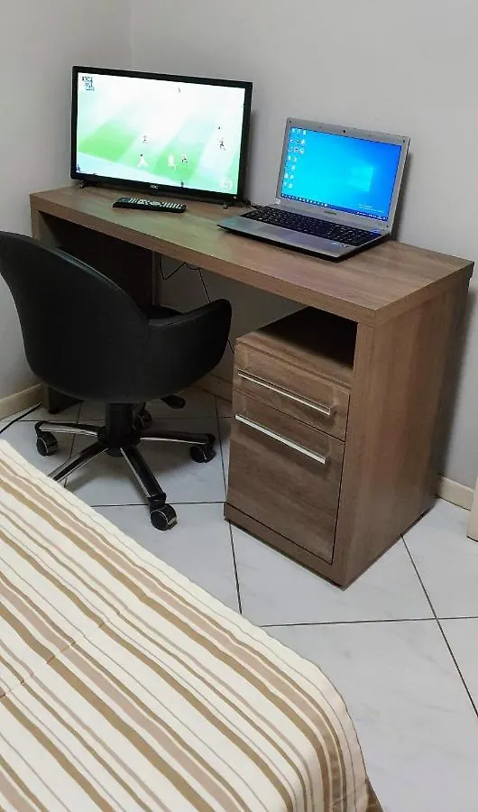קריסיומה Quarto Top No Centr0 Com Cama Box De Casal - Acomoda Ate 2 Pessoas - Home Office - Wifi - Smart Tv Com Apps Youtube - Cozinha - Banheiro - Sala De Estar - Apto Compartilhado Com Anfitrioes Experientes Em Hospedar - Superhost No Bnb 5 Estrelas בית אירוח
